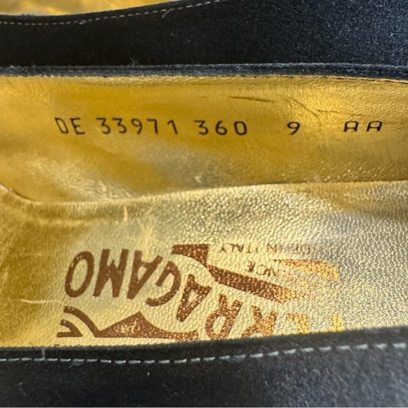 Salvatore Ferragamo Italy Women’s Navy Blue Satin Heels Size 9 Excellent! - Picture 14 of 14